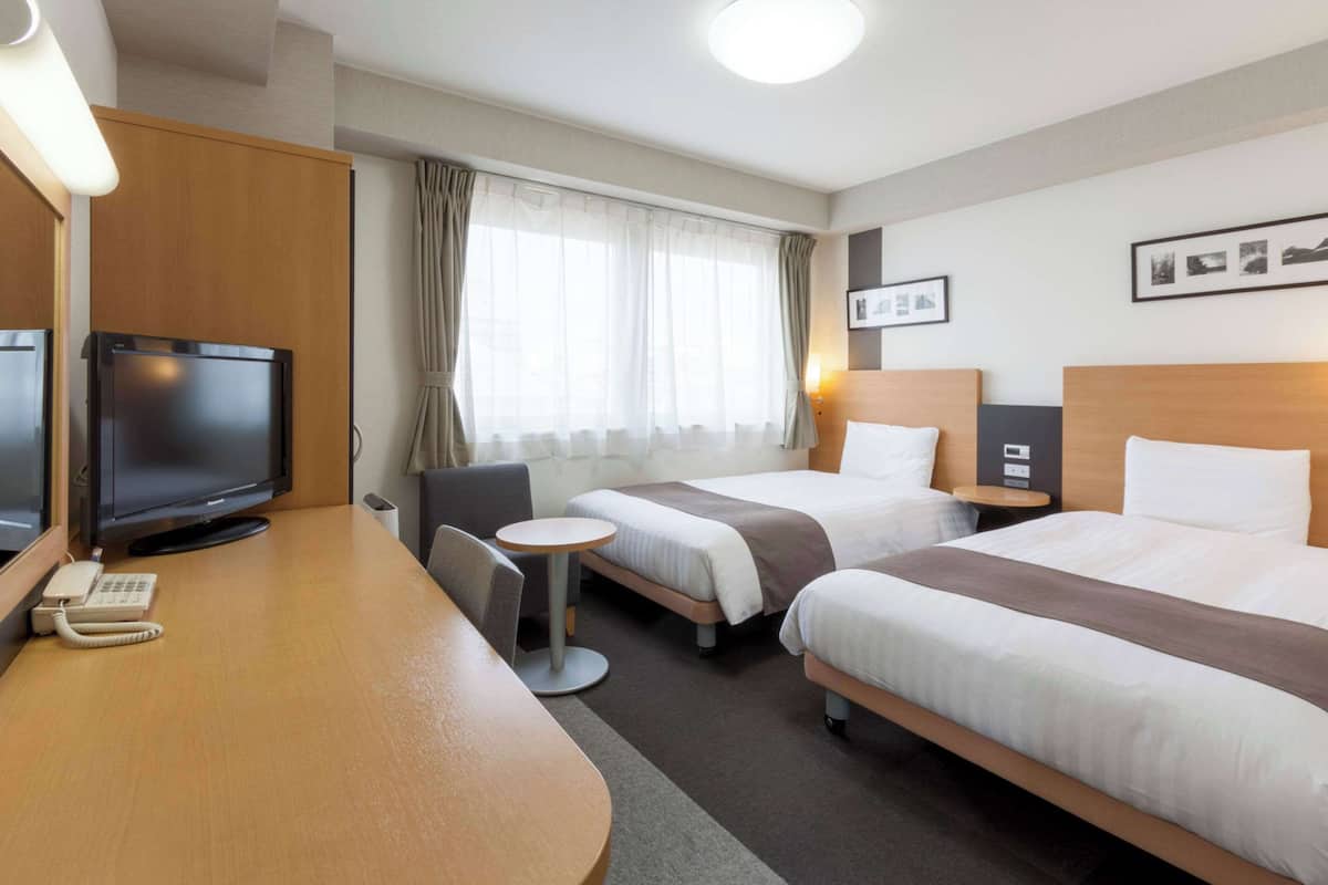 Premium bedding, desk, blackout curtains, free WiFi