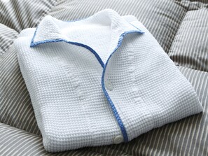 Ropa de cama de alta calidad, escritorio y cortinas blackout 