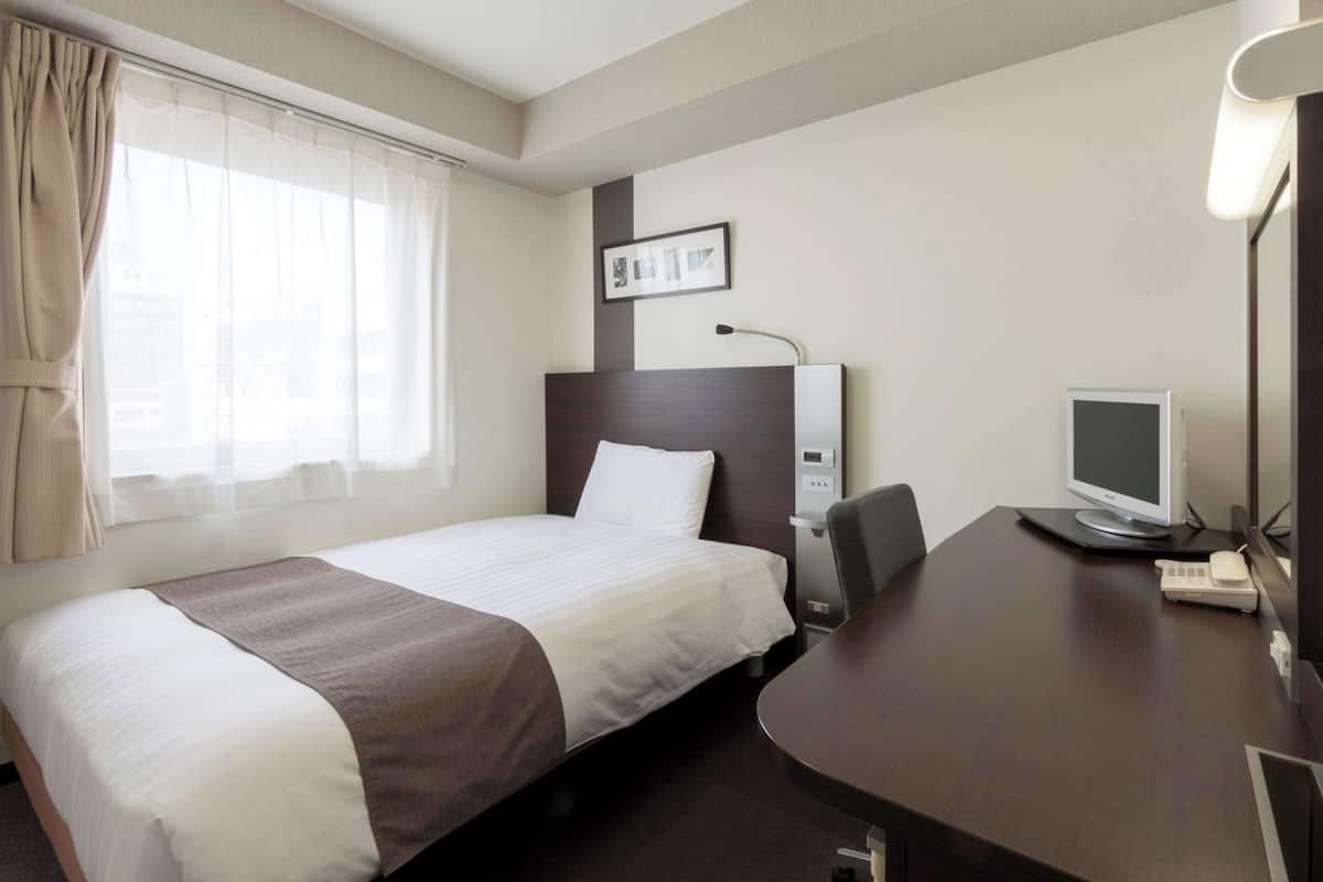 Premium bedding, desk, blackout curtains, free WiFi