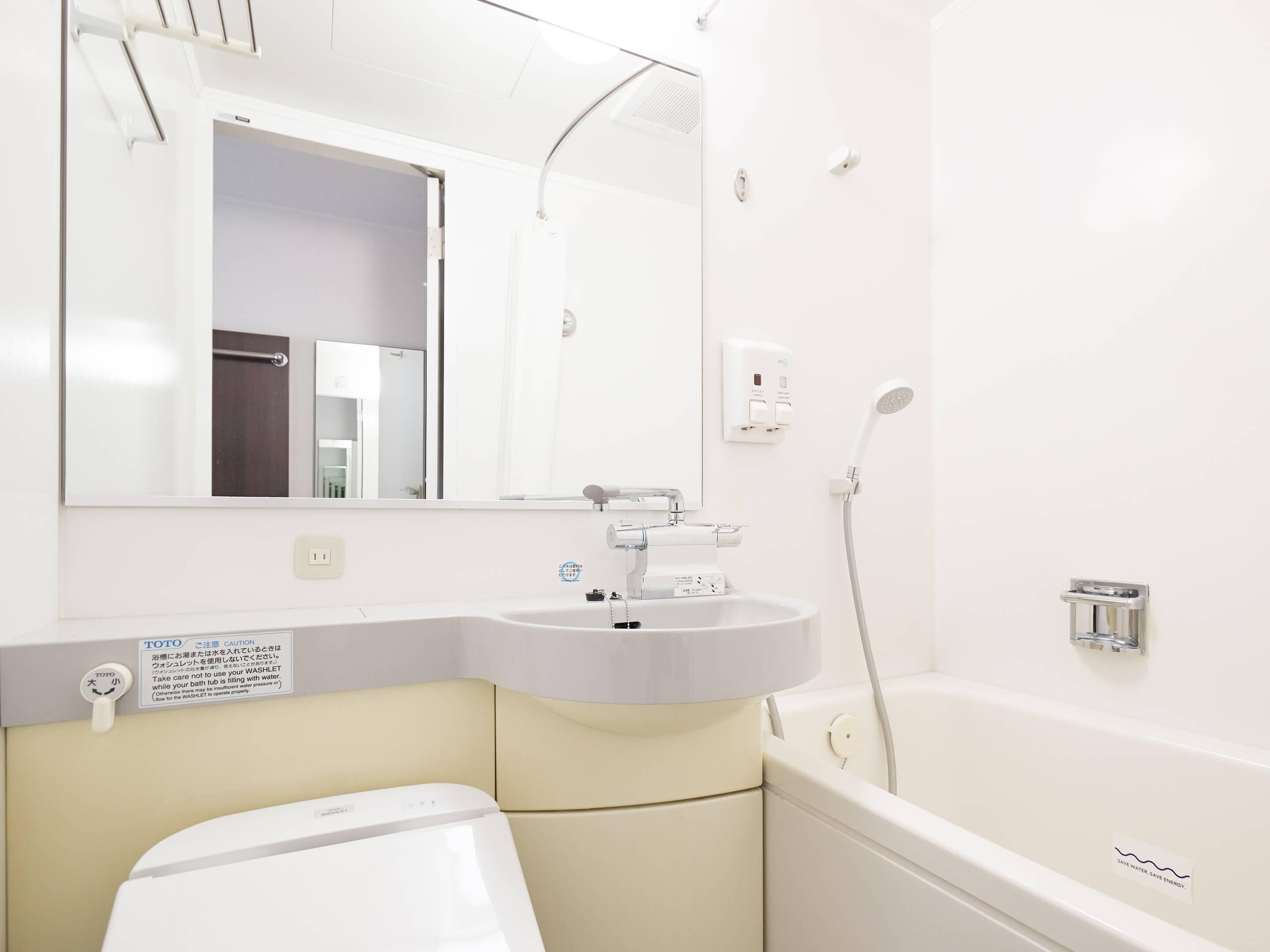 Bañera con ducha, artículos de tocador gratuitos, secador de pelo