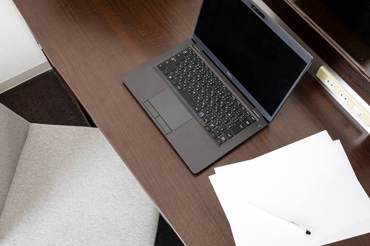 Biancheria da letto di alta qualità, una scrivania, tende oscuranti