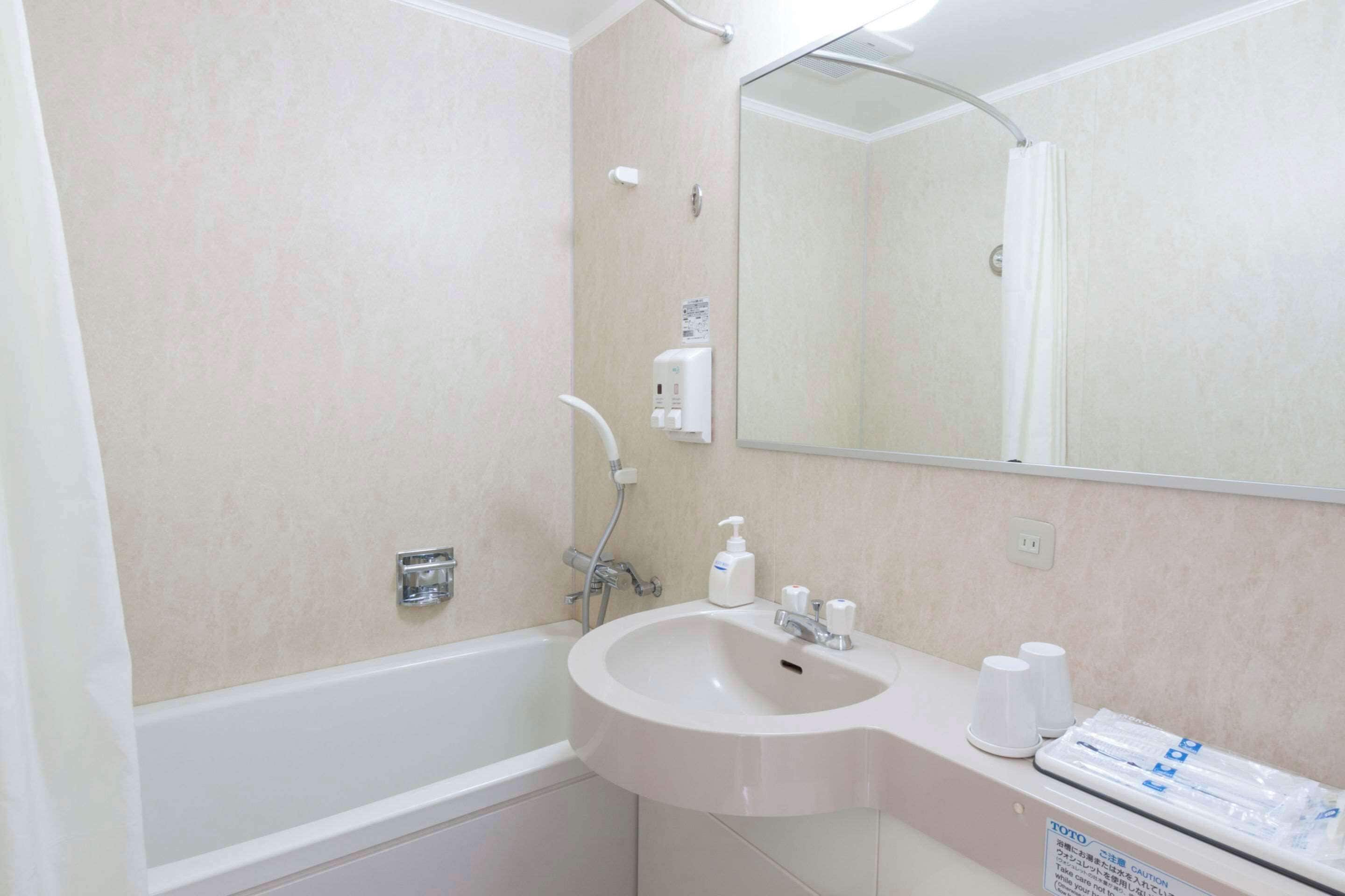 combined shower/bathtub, free toiletries, hair dryer, slippers