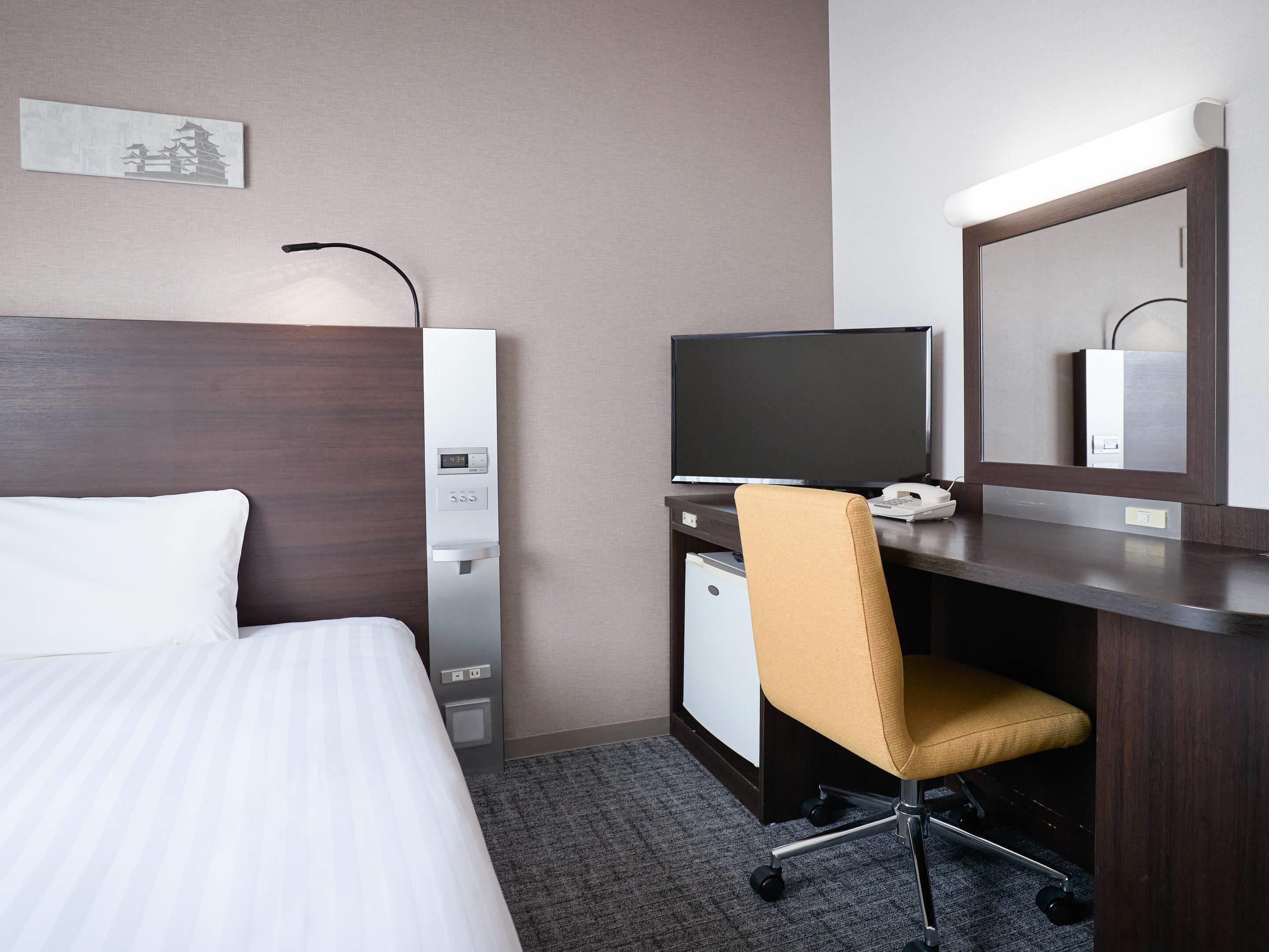 Premium bedding, desk, blackout curtains, free WiFi
