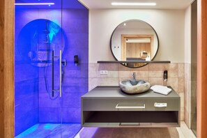 Shower, hair dryer, bathrobes, slippers - Hotel Sonnblick (Kaprun)