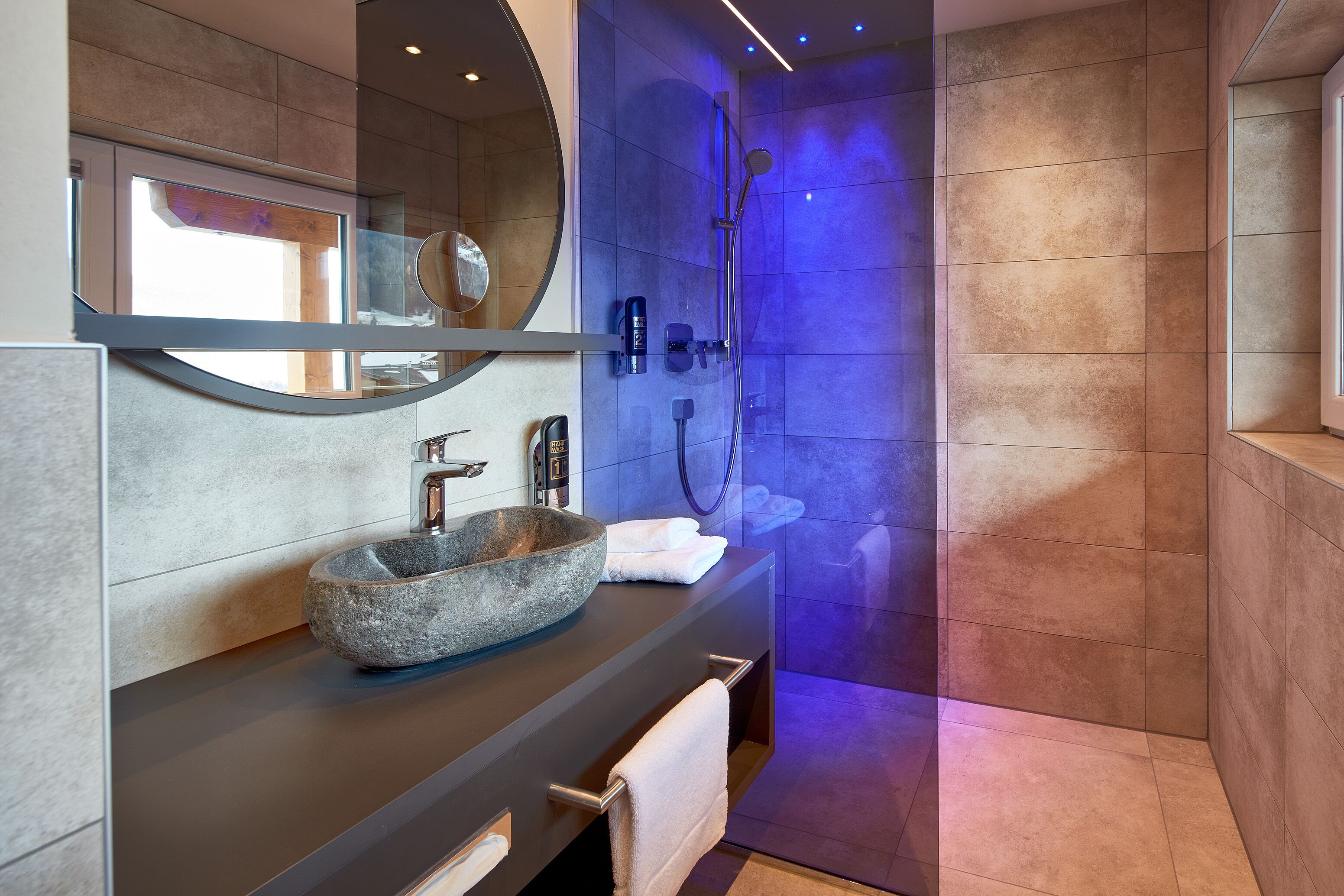 shower, hydromassage showerhead, free toiletries, hair dryer