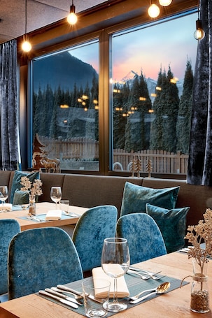 Breakfast and dinner served, international cuisine