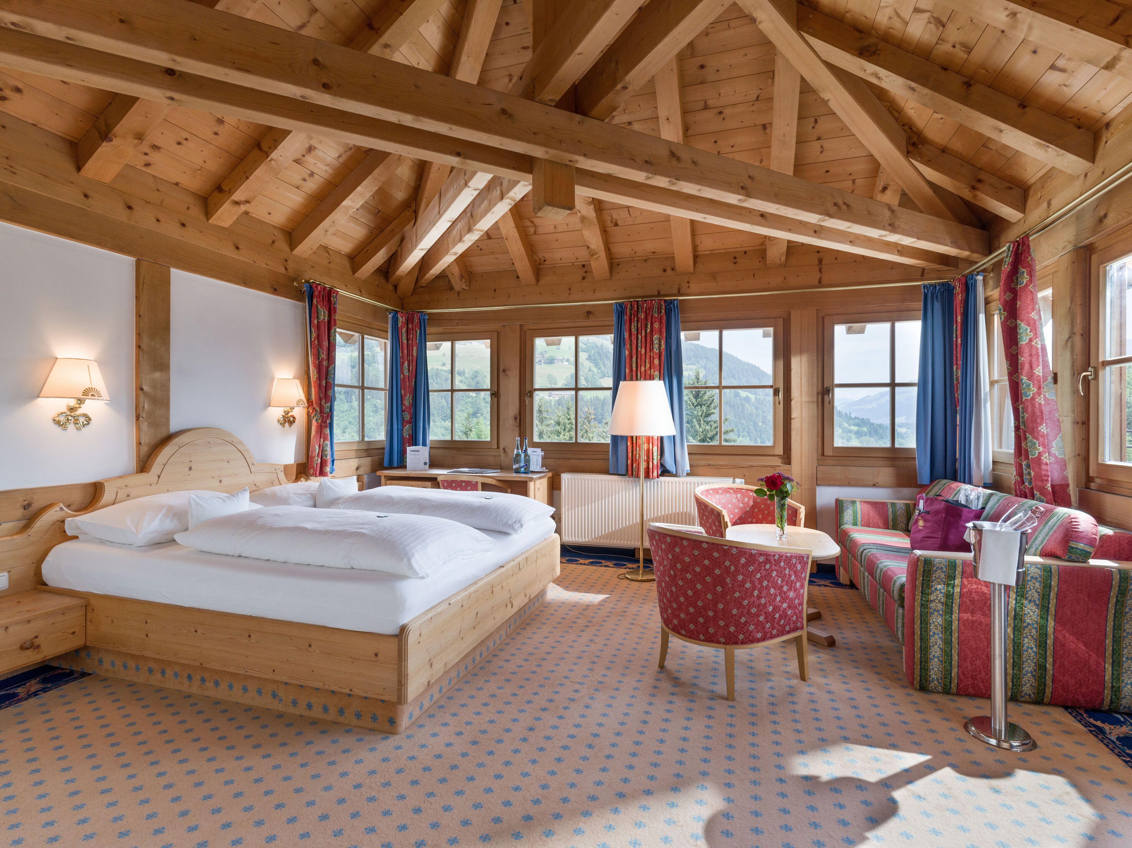 junior studio suite | living area | 12-inch tv with satellite channels