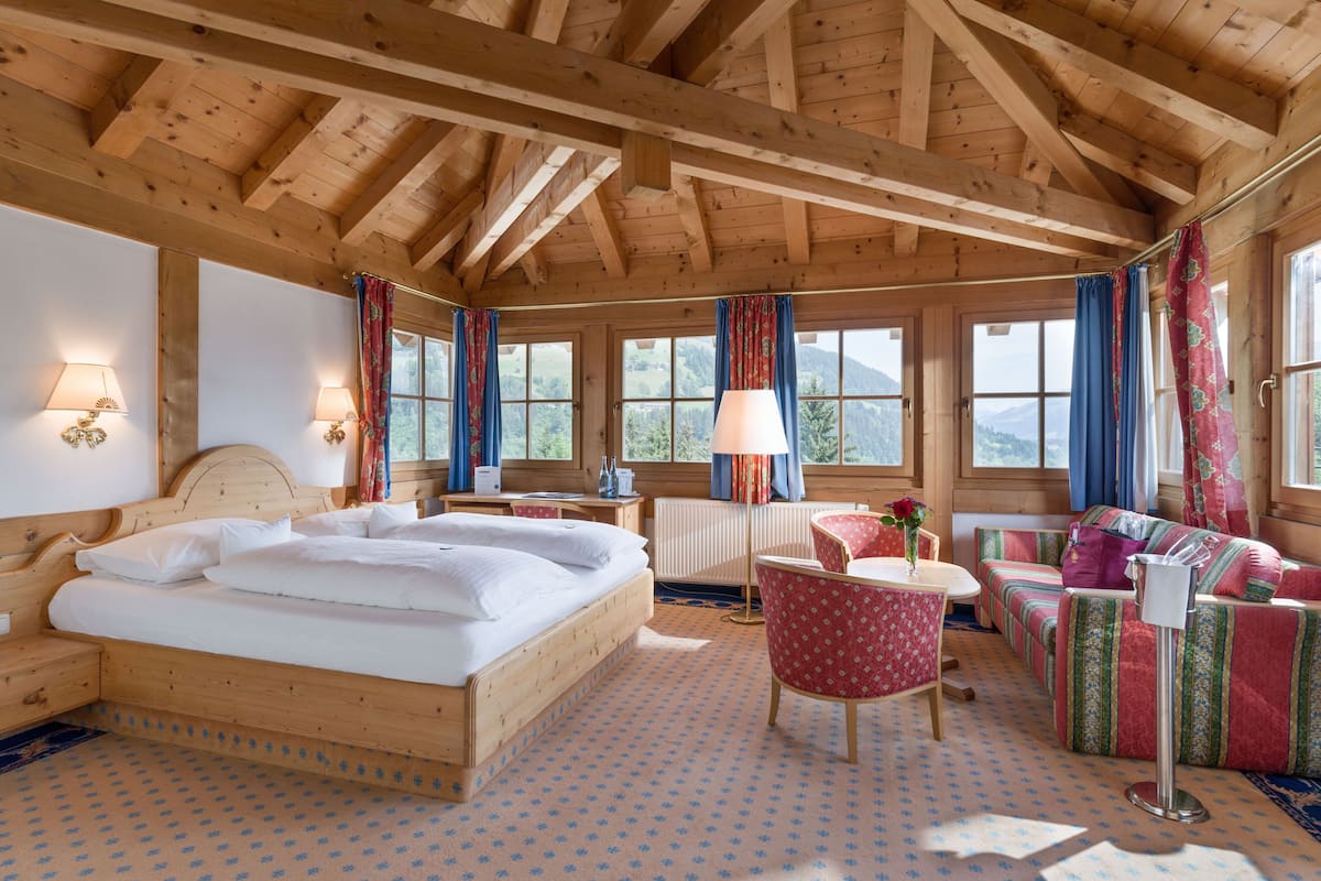 junior studio suite | living area | 12-inch tv with satellite channels