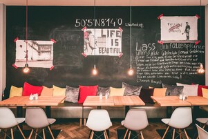 Tägliches Frühstücksbuffet (22.50 EUR pro Person)