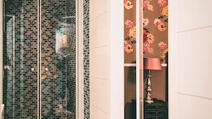 A bathroom with a glass shower enclosure, a toilet, and a sink. - Hotel Villa Klemm - Wiesbaden City (Wiesbaden)