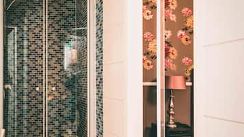 Shower, pengering rambut,  dan handuk