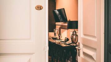 Kjøleskap på fellesområdet og espressomaskin