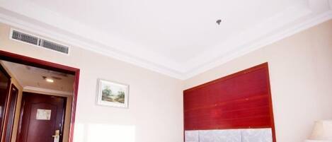 Minibár, vasaló/vasalódeszka, gyerekágy/csecsemőágy és internet