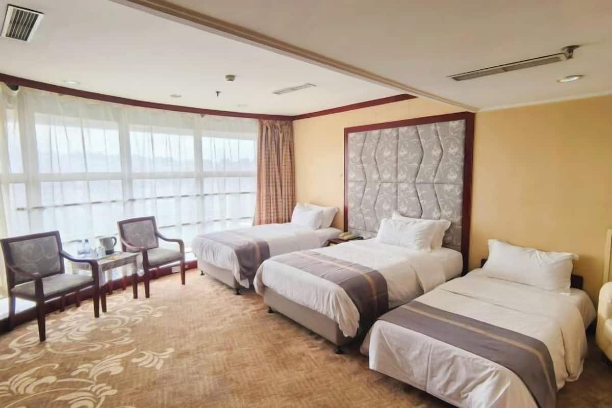 Minibar, iron/ironing board, cribs/infant beds, Internet