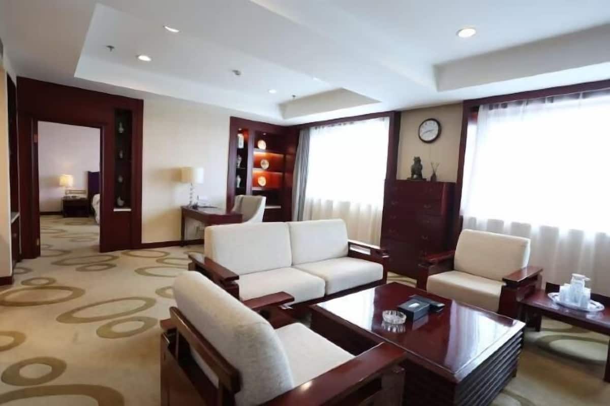 Minibar, iron/ironing board, cribs/infant beds, Internet