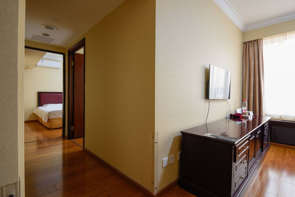 Superior Family Room (Building B) | Minibar, in-room safe, desk, blackout drapes