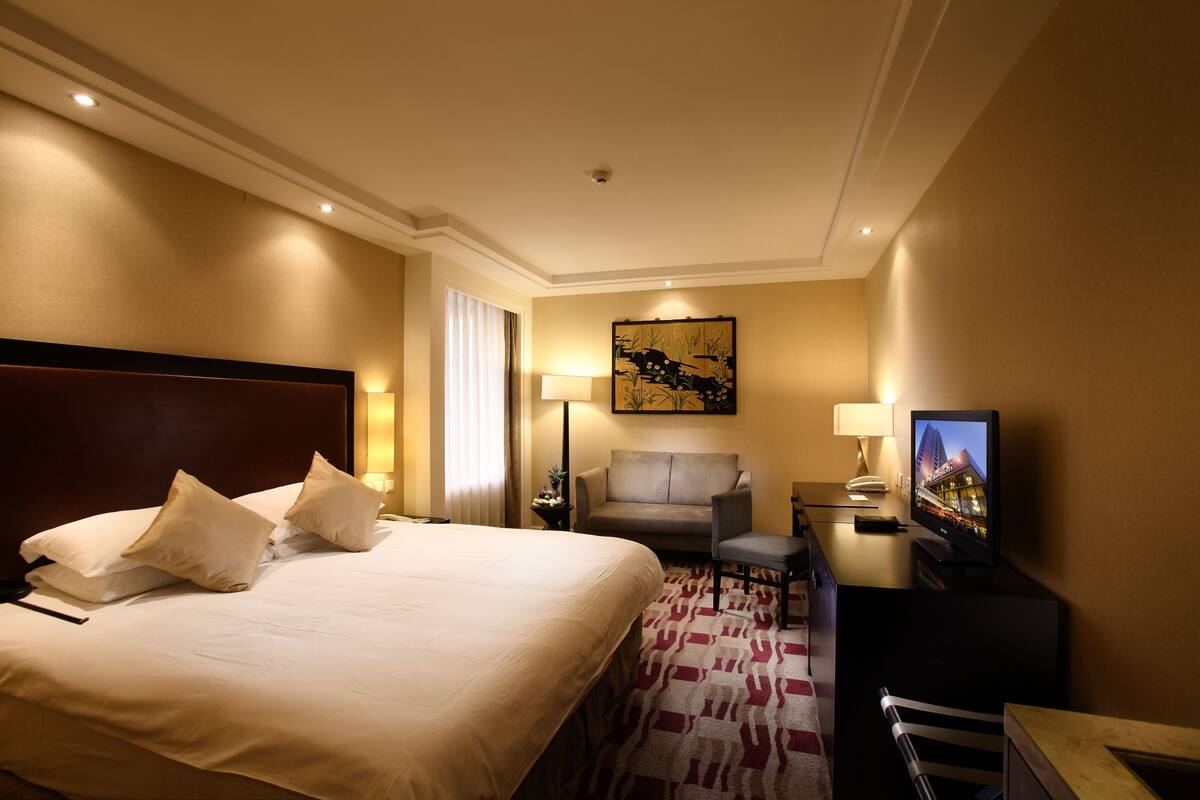 Suite Room(Building A) | Minibar, in-room safe, desk, blackout drapes