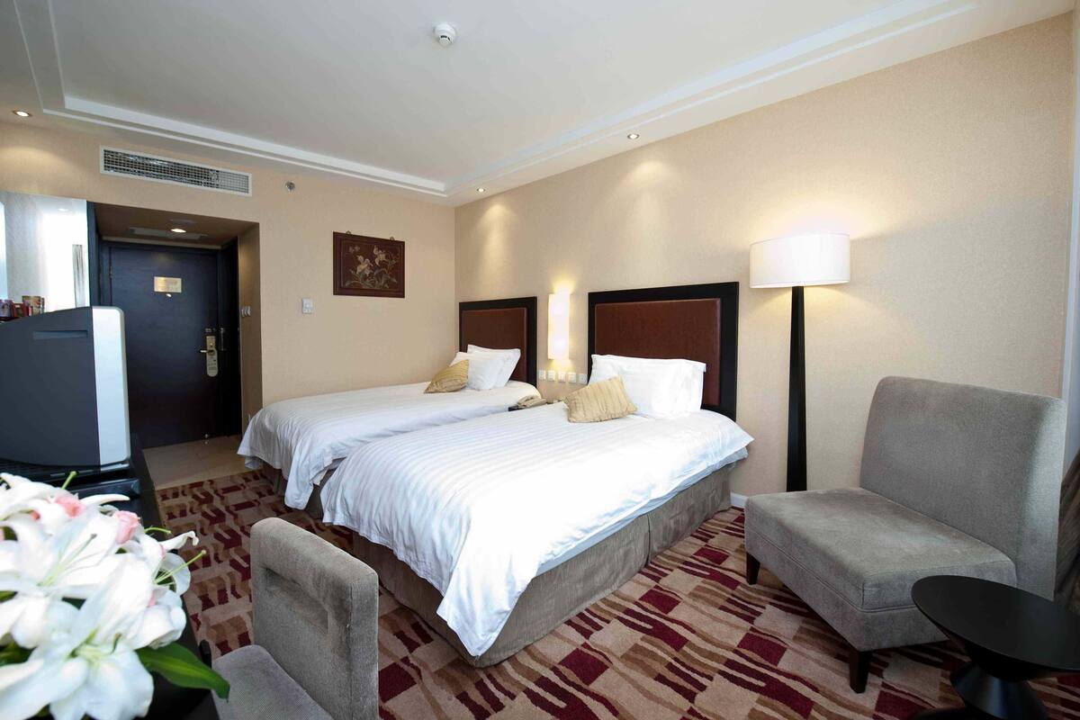 Business Twin Room(Building A) | Minibar, in-room safe, desk, blackout drapes