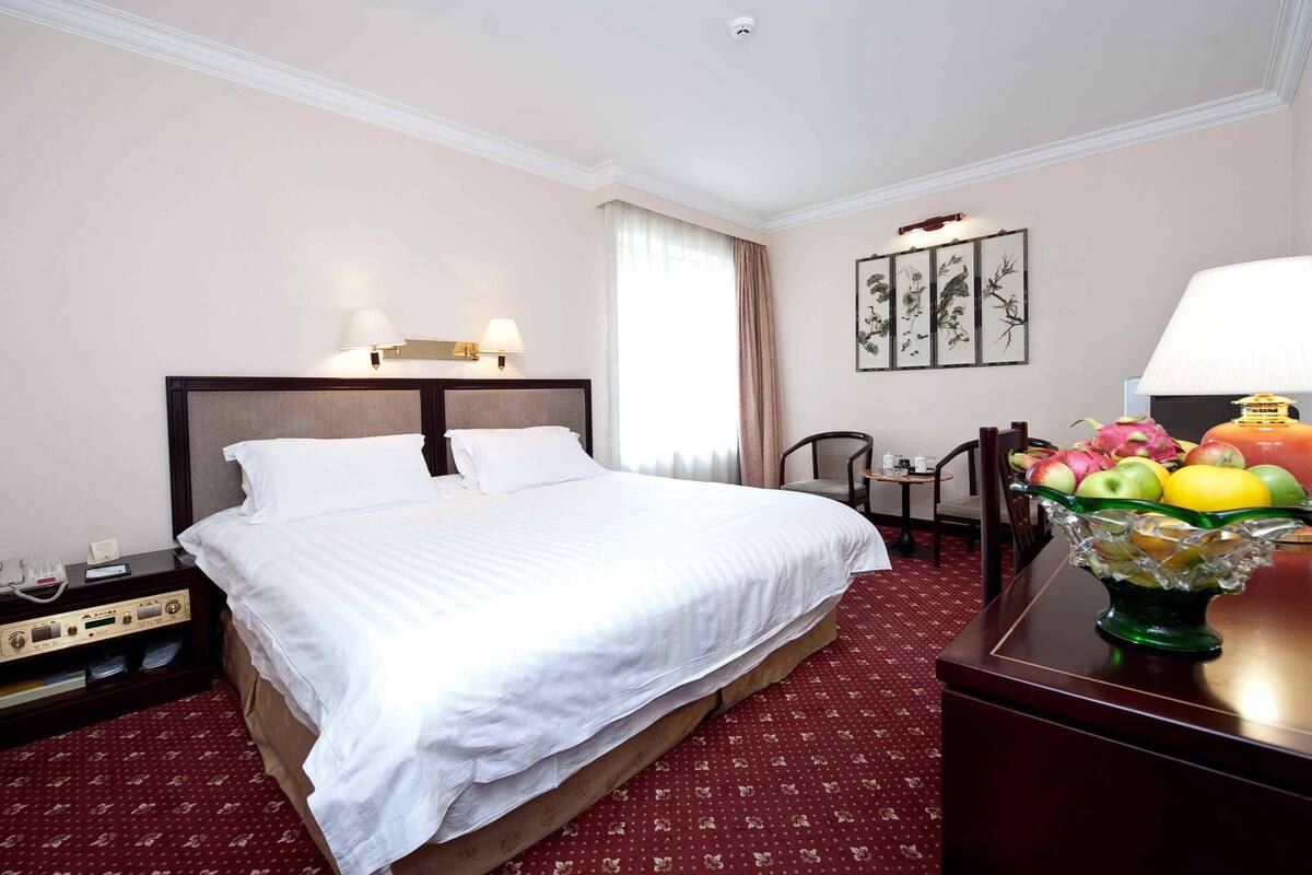 Standard King Room(Building A) | Minibar, in-room safe, desk, blackout drapes