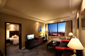 英式 IFD 智能空氣凈化套間 | 迷你吧、客房內保險箱、書桌、遮光布/窗簾