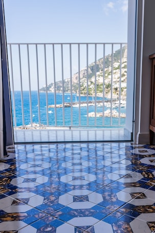 Master Suite | Minibar, in-room safe, desk, blackout drapes. Hotel Marina Riviera
