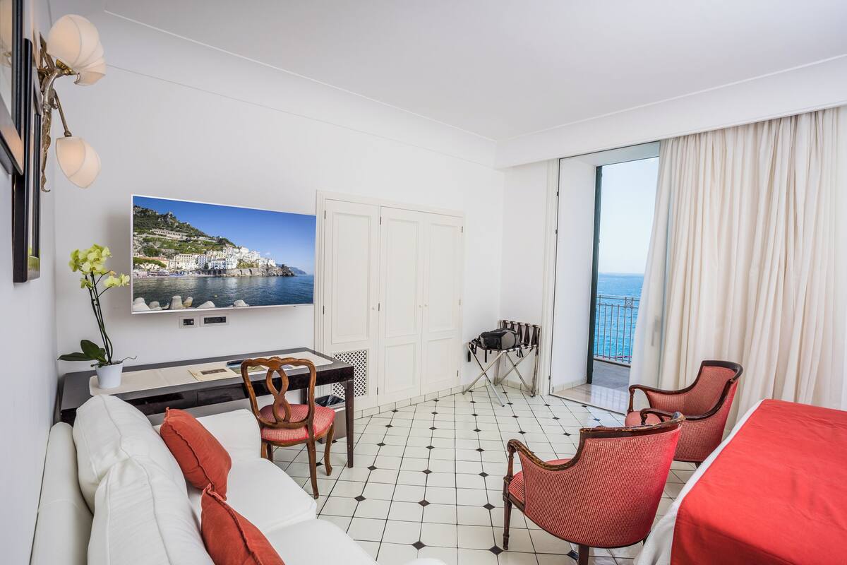 Junior Suite | Premium bedding, down duvets, pillow-top beds, minibar