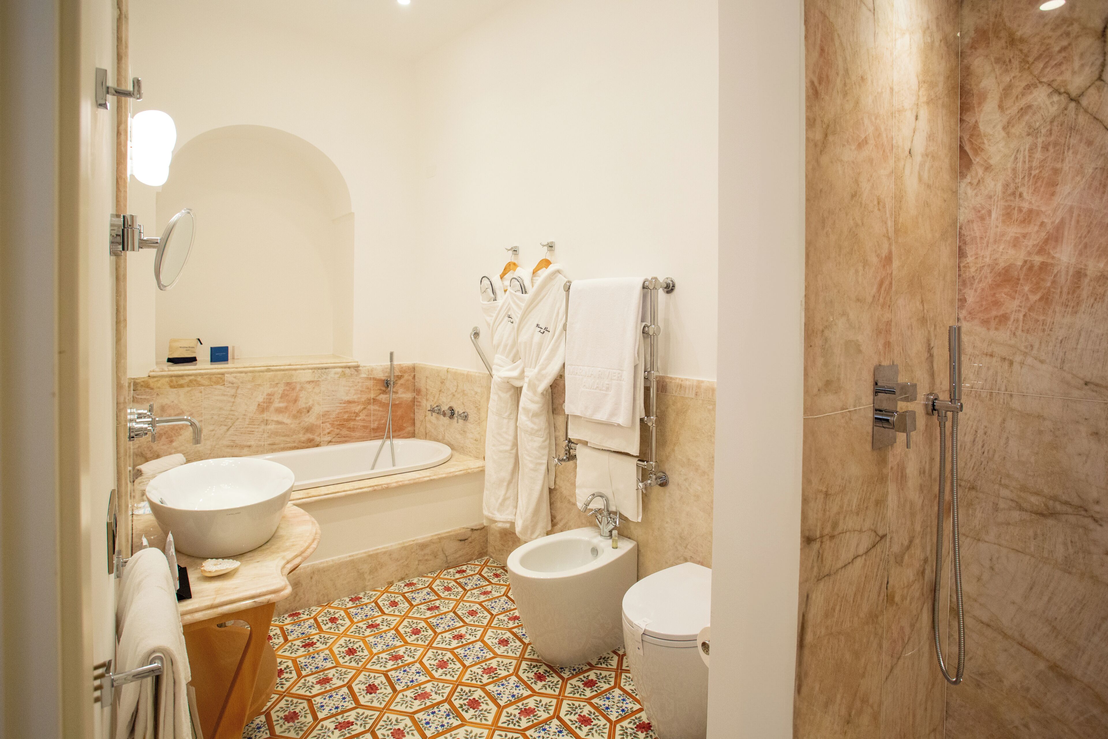 Une salle de bain équipée d’une baignoire, d’un lavabo, d’un bidet et de toilettes.