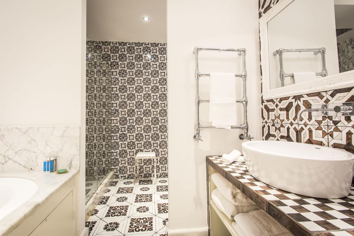 suite | bathroom | shower, eco-friendly toiletries, hair dryer, bathrobes