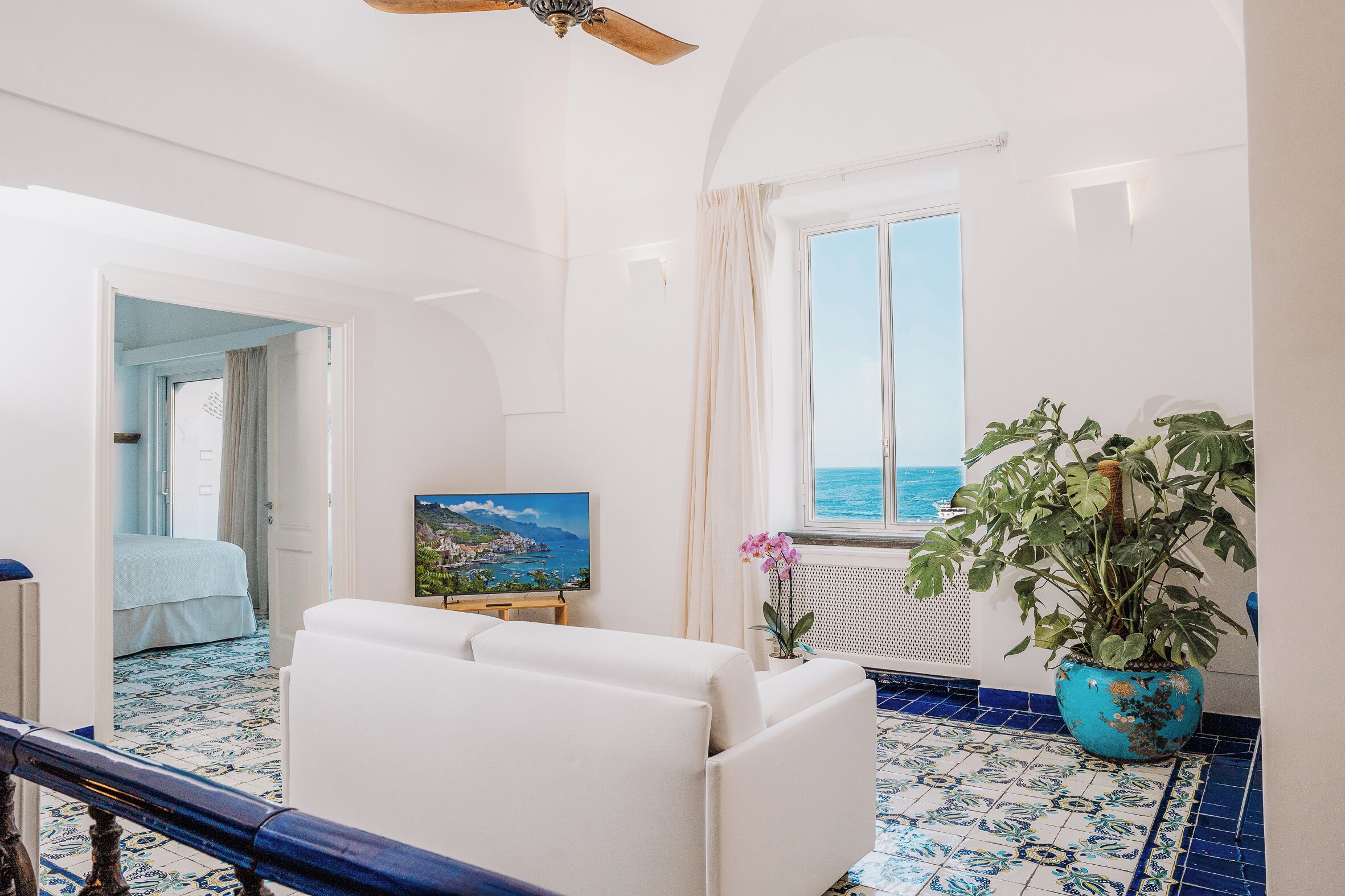 apartment eolo, independent entrance | living area | flat-screen tv