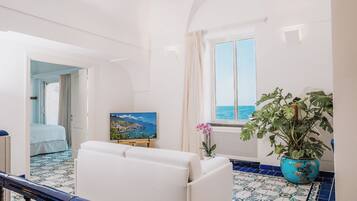 Suite Eolo | Area soggiorno | Smart TV 50 pollici con canali satellitari