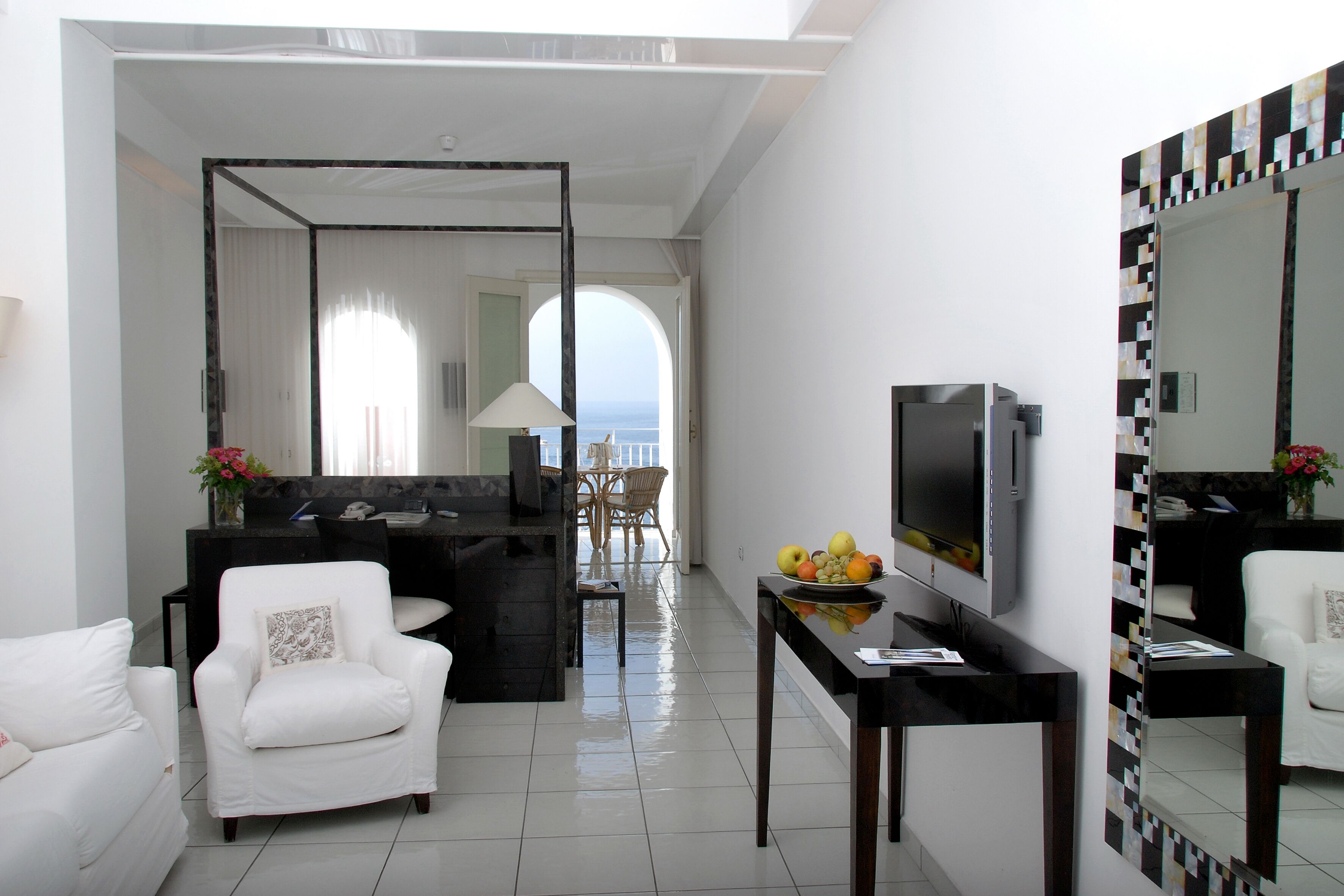 suite | living area | flat-screen tv