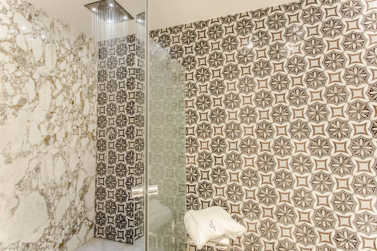 suite | bathroom | shower, eco-friendly toiletries, hair dryer, bathrobes