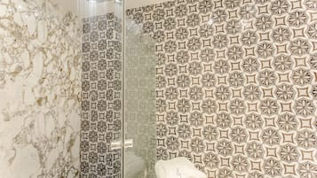 Suite | Badkamer | Een douche, milieuvriendelijke toiletartikelen, een haardroger