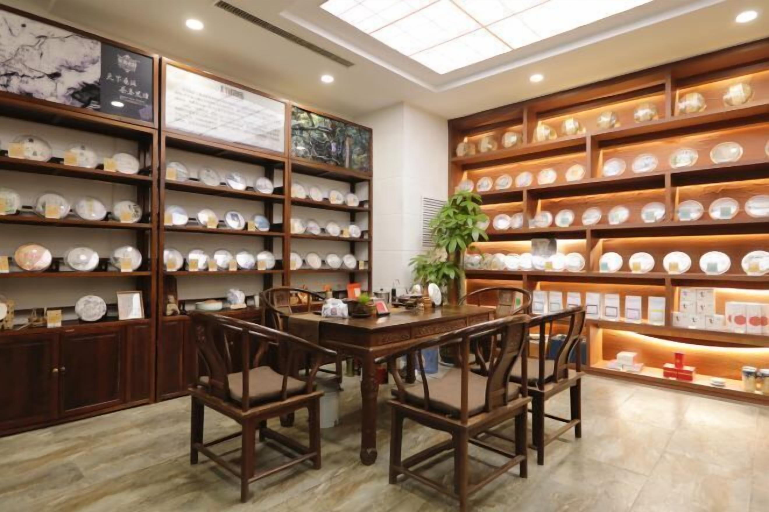 Melayani sarapan, makan siang, makan malam; sajian masakan Cina 