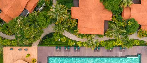 2 Außenpools, geöffnet von 07:00 Uhr bis 22:00 Uhr, Sonnenschirme