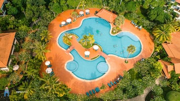 2 piscine all'aperto, ombrelloni da piscina, lettini