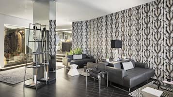 Coin salon dans le hall