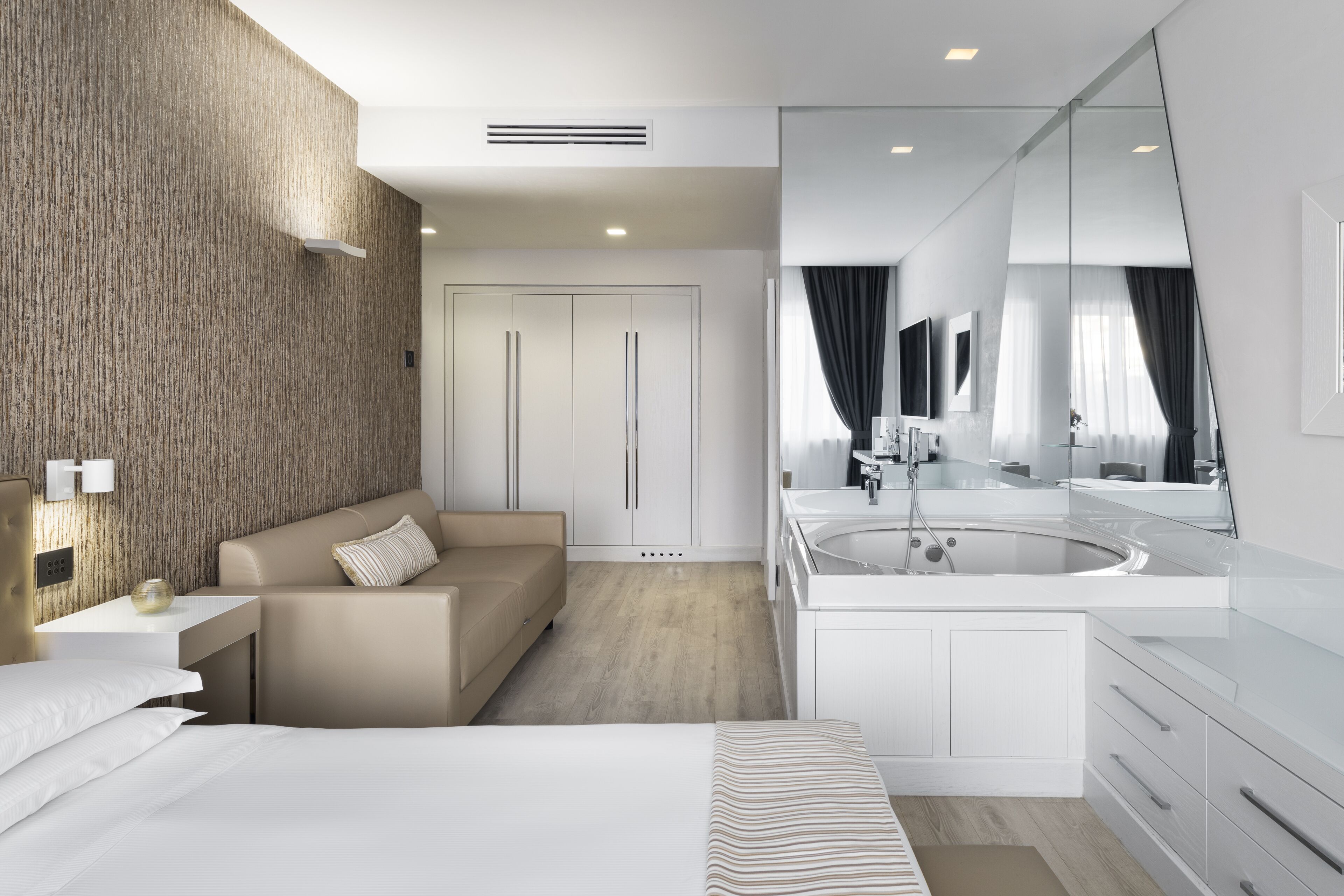 小型客房, 1 张特大床和 1 张沙发床 | 高档床上用品、记忆海绵床垫、迷你吧、客房内保险箱