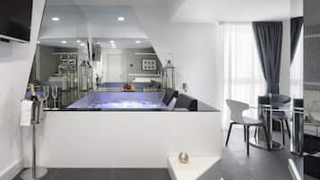 Camera Presidenziale, 1 letto king con divano letto, idromassaggio, vista città | Piscina privata