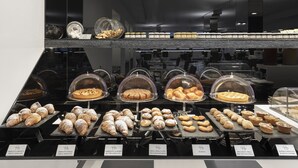 Una vitrina de pastelería con diversos pasteles y postres.