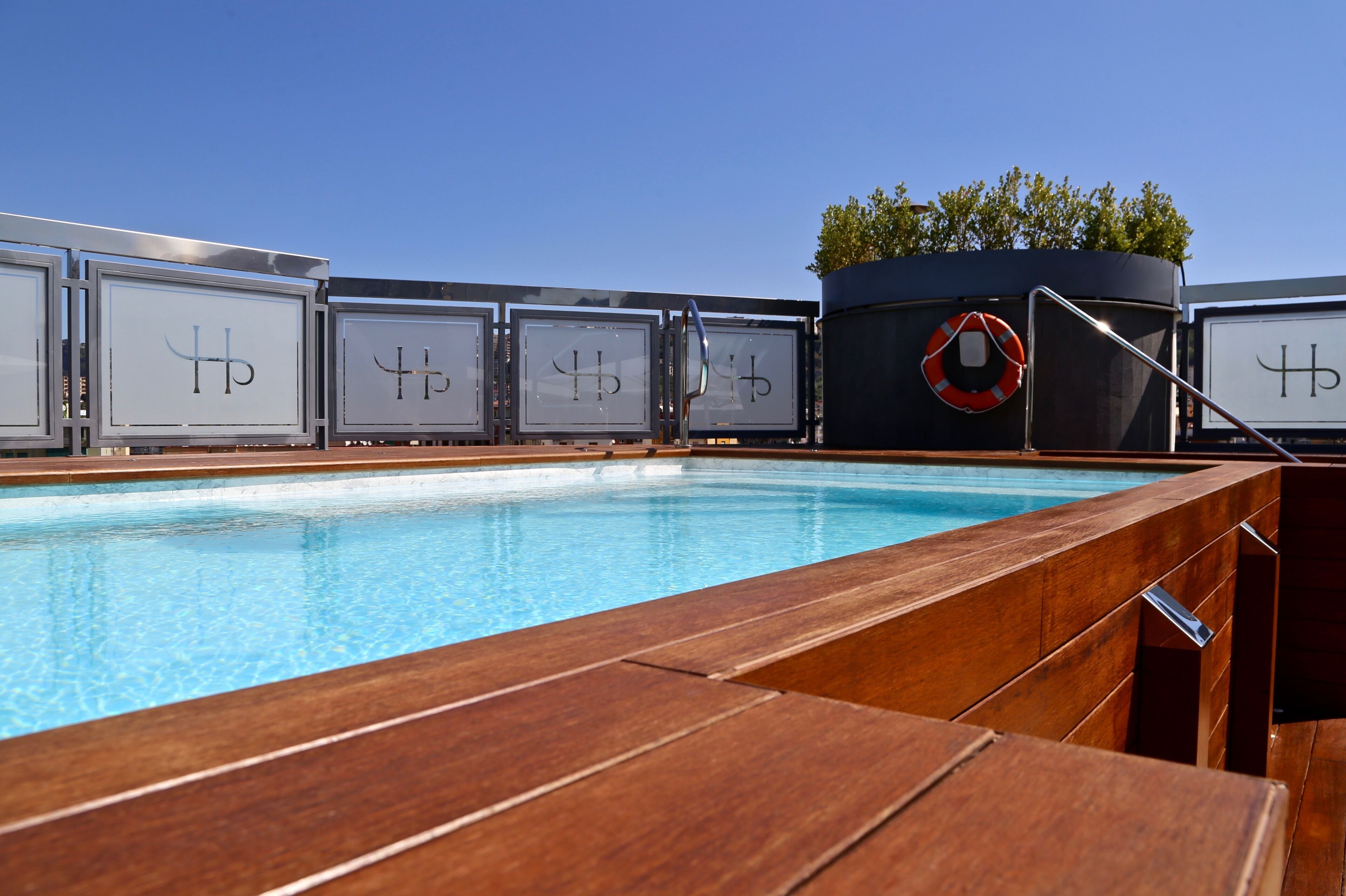 Piscina externa sazonal, funciona das 7h às 19h, guarda-sóis