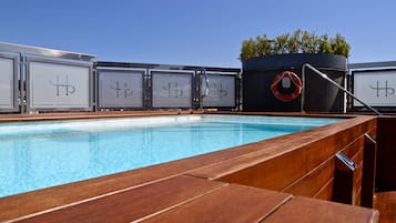 Piscina externa sazonal, funciona das 7h às 19h, guarda-sóis