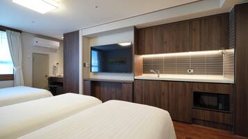 Deluxe Triple Room | Private kitchenette | Fridge, microwave, electric kettle
