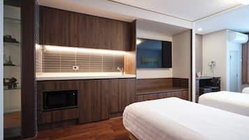 Family Suite | In-room safe, desk, blackout drapes, free WiFi