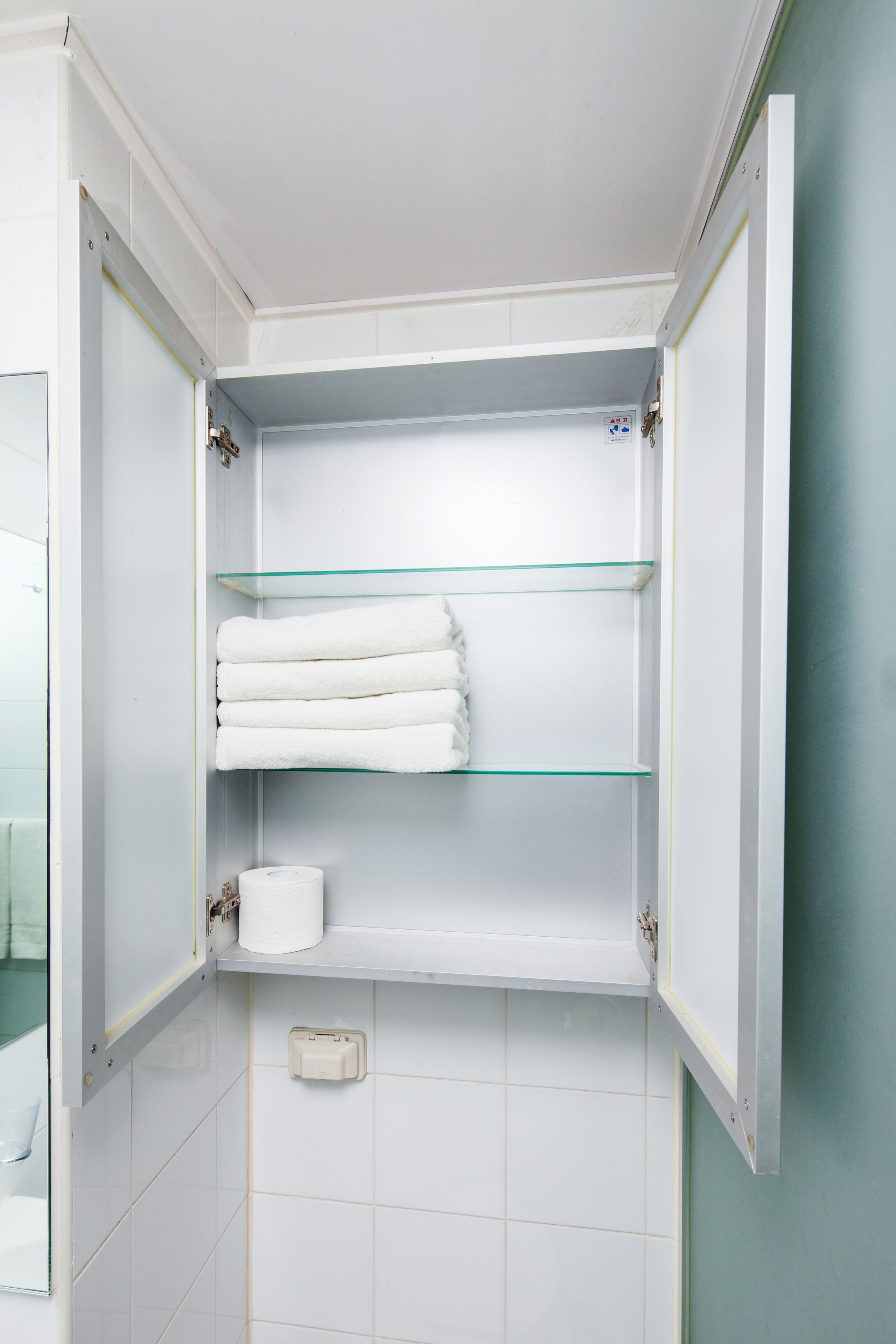 Dusch, hårtork, tofflor och handdukar