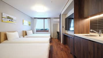 Chambre Triple Deluxe | Coffres-forts dans les chambres, bureau, rideaux occultants