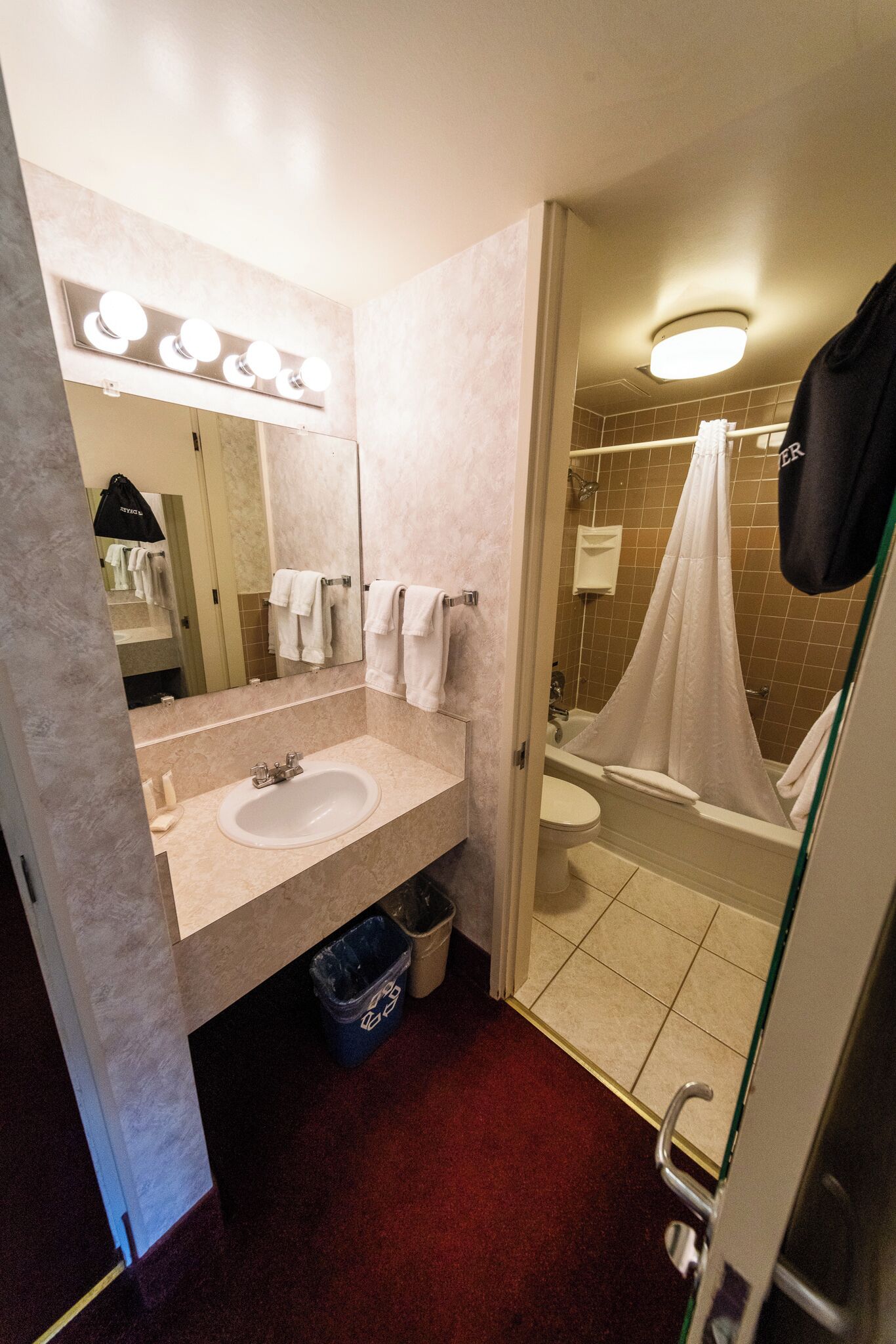 Une salle de bain équipée d’un lavabo, d’un miroir et d’un espace douche.