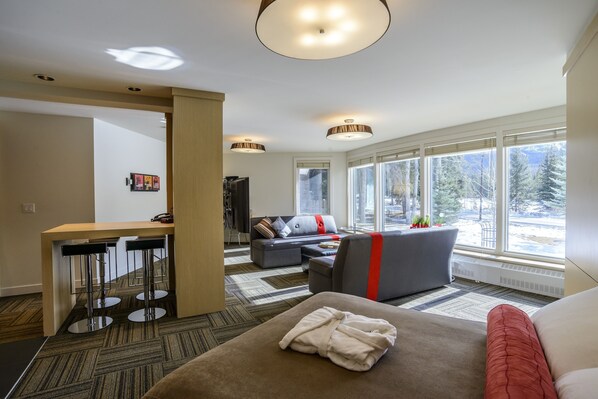 ملاءات للفراش لا تسبب الحساسية وستائر تعتيم ومكواة/لوح كي