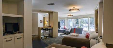 Signature Studio Suite, River View