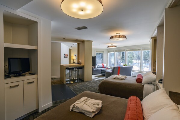 ملاءات للفراش لا تسبب الحساسية وستائر تعتيم ومكواة/لوح كي